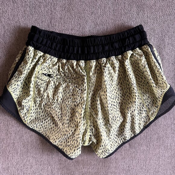 Lululemon Hotty Hot Short Dottie Dash Clarity Yellow Black / Black - Picture 6 of 8